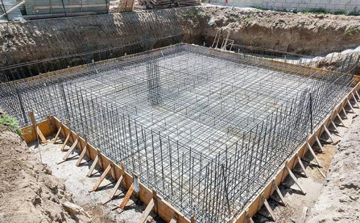 Armadura de fundação montada em canteiro de obras