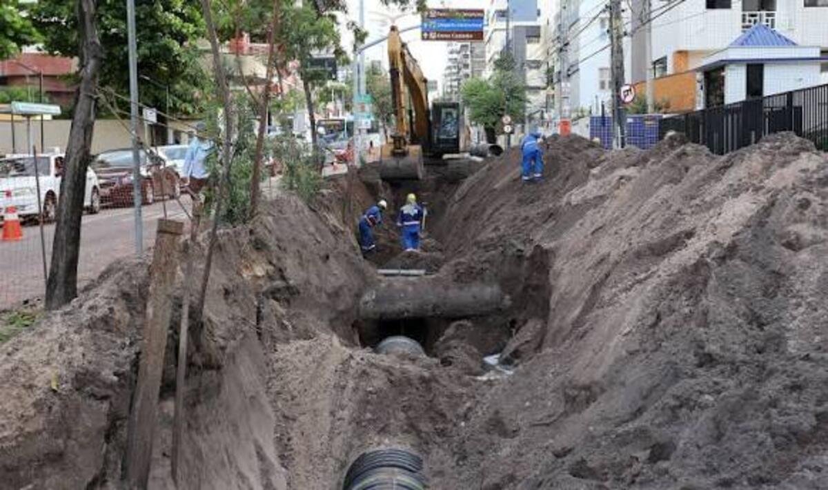 Equipe realizando obra de infraestrutura urbana em via pública