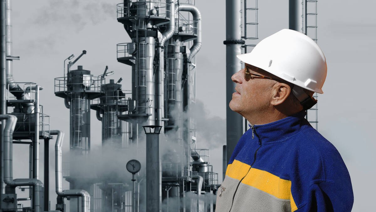 Engenheiro inspecionando estrutura industrial recuperada