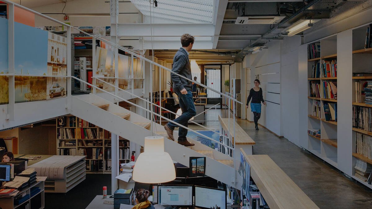 Equipe da SQ Construções em ambiente de escritório e projetos