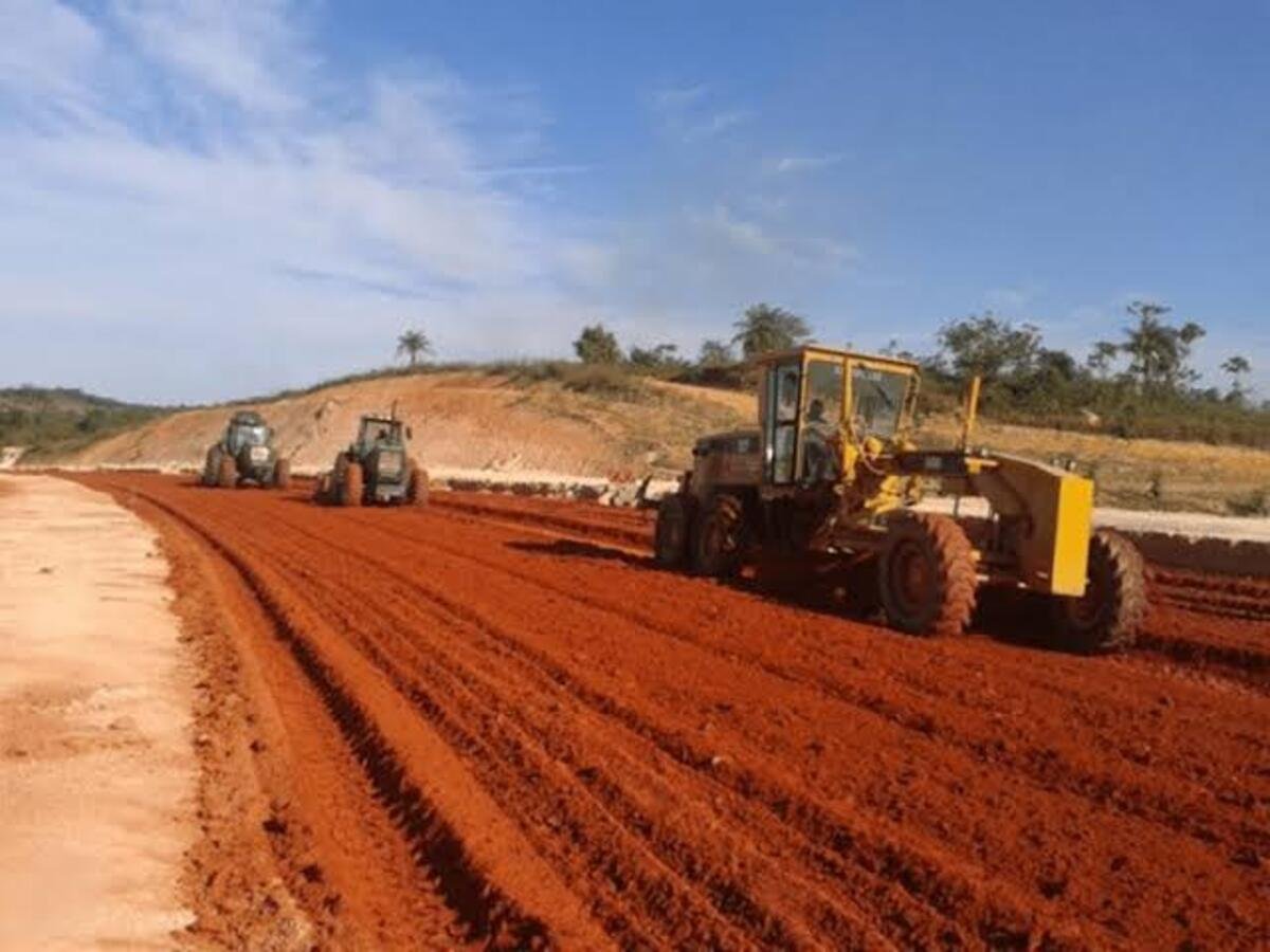 Motoniveladoras preparando terreno para obra